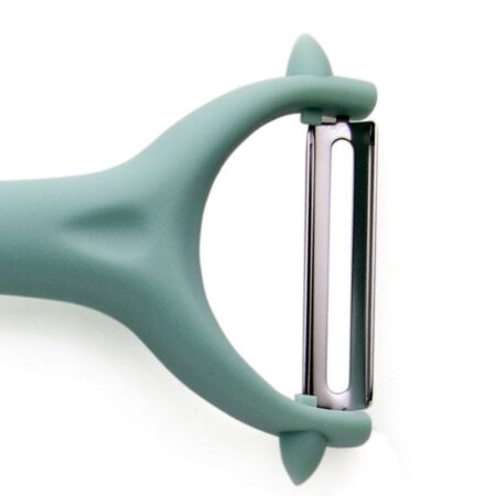 Peeler with ergonomic handle