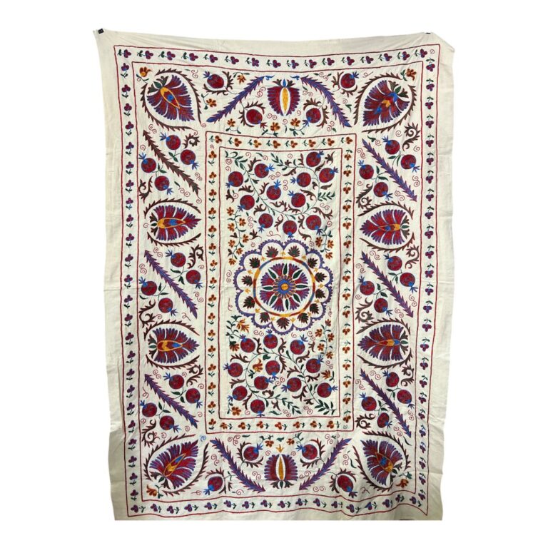 سجادة فاخرة مطرزة يدوياً – بيضاء بنقوش فنية