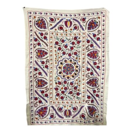 שטיח יוקרתי בעבודת יד – רקום על רקע לבן