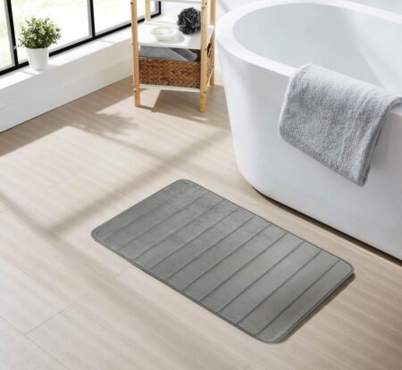 Большой серый коврик для ванной на лестнице