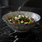 صحن بورسلين زخرفي بتصميم فني